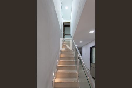 Casa à venda com 200m², 5 quartos e 3 vagasEscada
