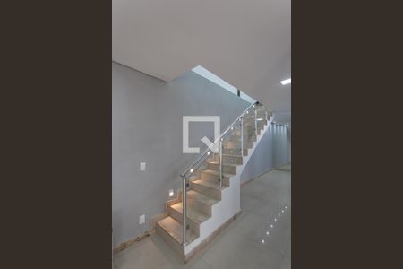 Casa à venda com 200m², 5 quartos e 3 vagasEscada