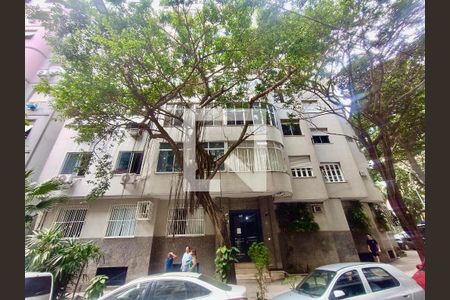 Apartamento à venda com 98m², 3 quartos e 1 vaga Apartamento à venda com 98m², 3 quartos e 1 vagaFachada com cartaz QA na janela do 3 andar.