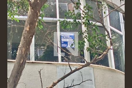 Apartamento à venda com 98m², 3 quartos e 1 vaga Apartamento à venda com 98m², 3 quartos e 1 vagaFachada com cartaz QA na janela do 3 andar.