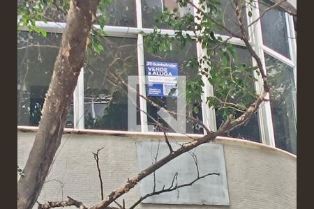 Apartamento à venda com 98m², 3 quartos e 1 vaga Apartamento à venda com 98m², 3 quartos e 1 vagaFachada com cartaz QA na janela do 3 andar.