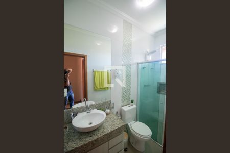 Casa à venda com 175m², 3 quartos e 2 vagas Casa à venda com 175m², 3 quartos e 2 vagasBanheiro Social