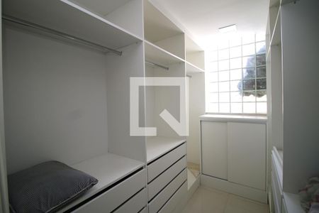 Casa de condomínio à venda com 185m², 6 quartos e 2 vagasCloset