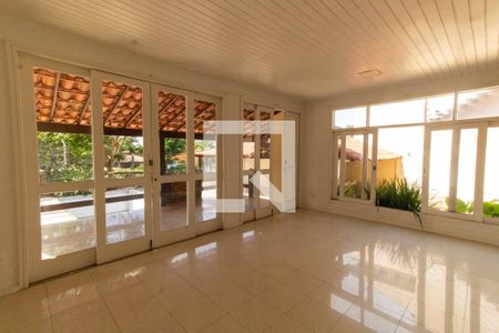 Sala de casa à venda com 7 quartos, 437m² em Piratininga, Niterói