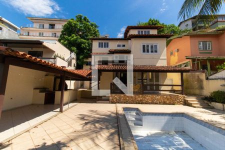 Casa à venda com 437m², 7 quartos e 3 vagas Casa à venda com 437m², 7 quartos e 3 vagasFachada