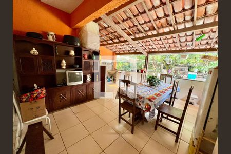 Casa à venda com 500m², 2 quartos e 4 vagas Casa à venda com 500m², 2 quartos e 4 vagasÁrea externa