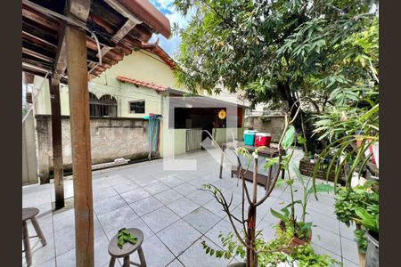 Casa à venda com 500m², 2 quartos e 4 vagas Casa à venda com 500m², 2 quartos e 4 vagasQuintal