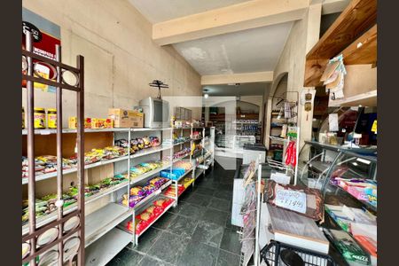 Casa à venda com 500m², 2 quartos e 4 vagas Casa à venda com 500m², 2 quartos e 4 vagasVendinha - Externo da casa