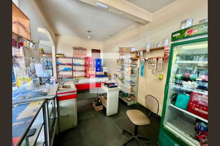 Casa à venda com 500m², 2 quartos e 4 vagas Casa à venda com 500m², 2 quartos e 4 vagasVendinha - Externo da casa