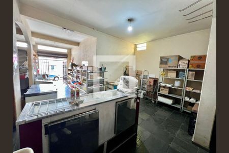 Casa à venda com 500m², 2 quartos e 4 vagas Casa à venda com 500m², 2 quartos e 4 vagasVendinha - Externo da casa