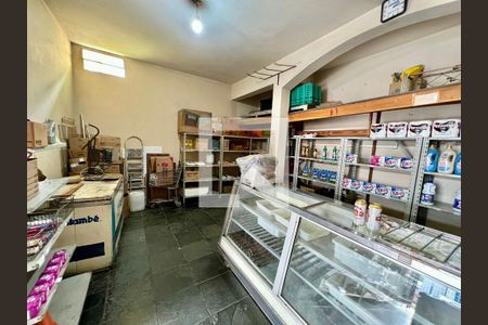 Casa à venda com 500m², 2 quartos e 4 vagas Casa à venda com 500m², 2 quartos e 4 vagasVendinha - Externo da casa