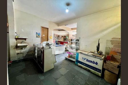 Casa à venda com 500m², 2 quartos e 4 vagas Casa à venda com 500m², 2 quartos e 4 vagasVendinha - Externo da casa