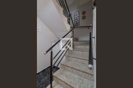 Casa à venda com 210m², 3 quartos e 3 vagasEscada