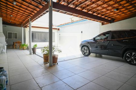 Garagem de casa à venda com 3 quartos, 240m² em Vila Brasilina, São Paulo