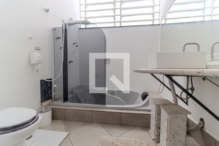 Casa para alugar com 325m², 3 quartos e 4 vagas Casa para alugar com 325m², 3 quartos e 4 vagasBanheiro da Suíte