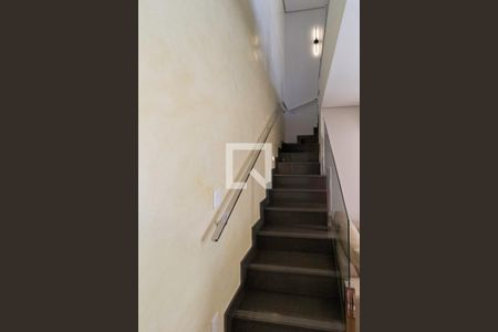 Apartamento à venda com 126m², 2 quartos e 2 vagas Apartamento à venda com 126m², 2 quartos e 2 vagasEscada