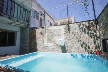 Casa de condomínio à venda com 200m², 3 quartos e 2 vagasPiscina