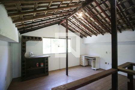 Casa de condomínio à venda com 200m², 3 quartos e 2 vagasTerraço