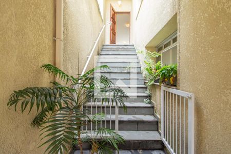 Casa para alugar com 165m², 3 quartos e 2 vagas Casa para alugar com 165m², 3 quartos e 2 vagasEscadas