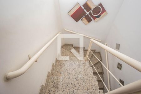 Casa à venda com 280m², 3 quartos e 4 vagas Casa à venda com 280m², 3 quartos e 4 vagasEscada
