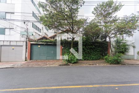 Casa à venda com 312m², 6 quartos e 2 vagasFachada