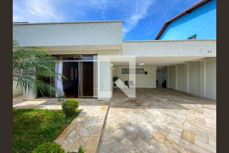 Casa à venda com 300m², 3 quartos e 4 vagas Casa à venda com 300m², 3 quartos e 4 vagasFachada