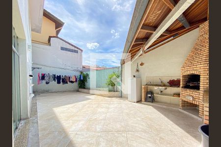 Casa à venda com 300m², 3 quartos e 4 vagas Casa à venda com 300m², 3 quartos e 4 vagasÁrea Externa