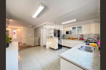 Casa à venda com 300m², 3 quartos e 4 vagas Casa à venda com 300m², 3 quartos e 4 vagasCozinha