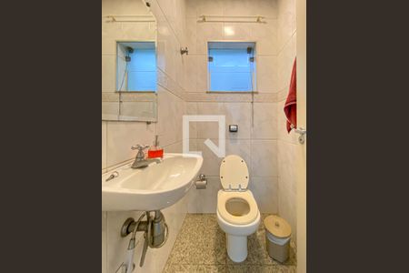 Casa à venda com 300m², 3 quartos e 4 vagas Casa à venda com 300m², 3 quartos e 4 vagasBanheiro de Serviço