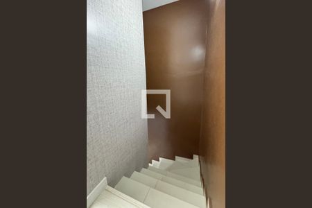 Casa de condomínio à venda com 65m², 2 quartos e 1 vagaEscada