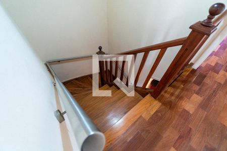 Casa à venda com 280m², 4 quartos e 1 vaga Casa à venda com 280m², 4 quartos e 1 vagaEscada