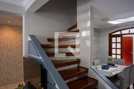 Casa à venda com 185m², 3 quartos e 2 vagasEscada