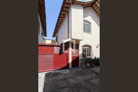 Casa à venda com 100m², 3 quartos e 2 vagas Casa à venda com 100m², 3 quartos e 2 vagasFachada