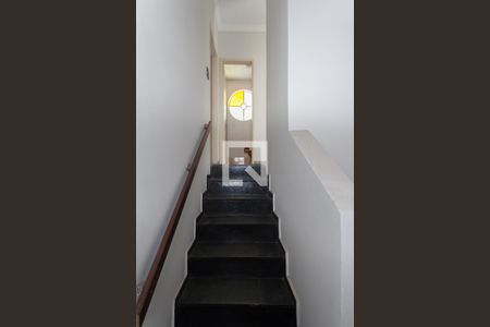 Casa à venda com 100m², 3 quartos e 2 vagas Casa à venda com 100m², 3 quartos e 2 vagasEscada