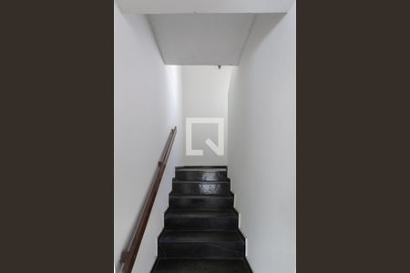 Casa à venda com 100m², 3 quartos e 2 vagas Casa à venda com 100m², 3 quartos e 2 vagasEscada