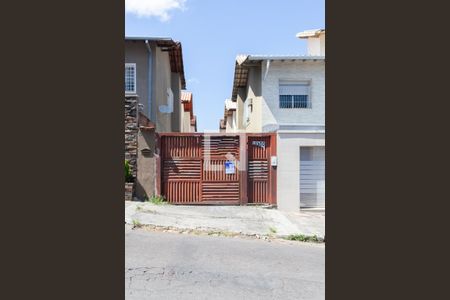 Casa à venda com 100m², 3 quartos e 2 vagas Casa à venda com 100m², 3 quartos e 2 vagasFachada