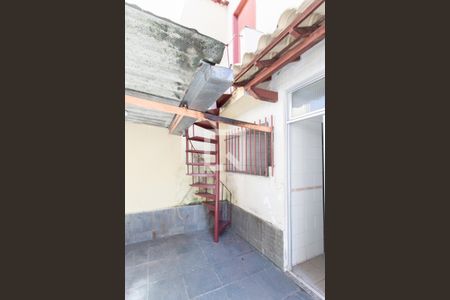 Casa à venda com 100m², 3 quartos e 2 vagas Casa à venda com 100m², 3 quartos e 2 vagasEscada para Escritório da Suíte