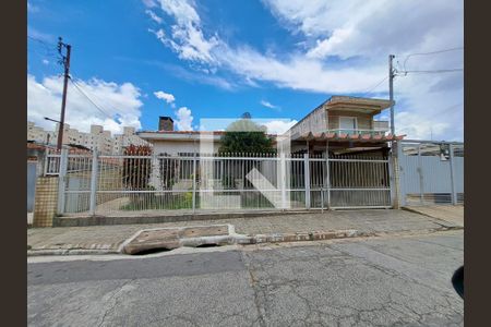 Casa à venda com 200m², 5 quartos e 3 vagas Casa à venda com 200m², 5 quartos e 3 vagasFachada