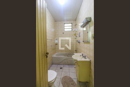 banheiro de casa para alugar com 1 quarto, 150m² em Vila Carmosina, São Paulo