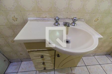 banheiro de casa para alugar com 1 quarto, 150m² em Vila Carmosina, São Paulo