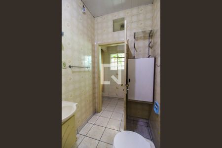 banheiro de casa para alugar com 1 quarto, 150m² em Vila Carmosina, São Paulo