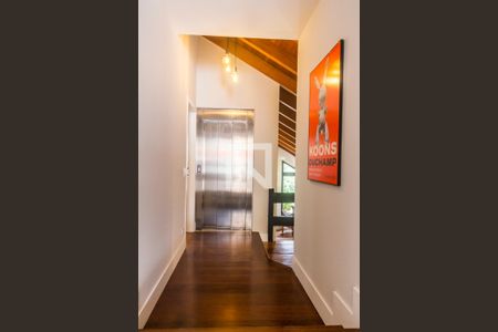 Casa de condomínio à venda com 380m², 3 quartos e 4 vagas Casa de condomínio à venda com 380m², 3 quartos e 4 vagasDetalhe