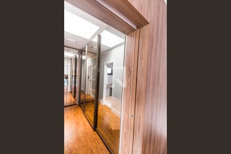 Casa de condomínio à venda com 380m², 3 quartos e 4 vagas Casa de condomínio à venda com 380m², 3 quartos e 4 vagasCloset da suíte 1