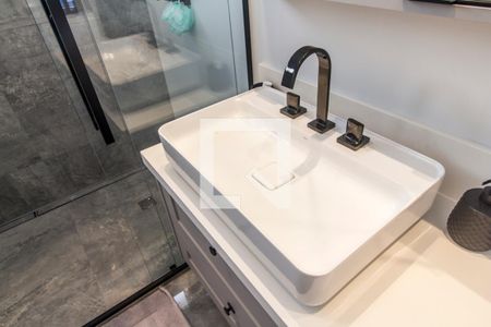 Casa de condomínio à venda com 380m², 3 quartos e 4 vagas Casa de condomínio à venda com 380m², 3 quartos e 4 vagasDetalhe do Banheiro da Suite