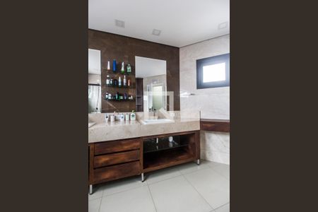 Casa de condomínio à venda com 380m², 3 quartos e 4 vagas Casa de condomínio à venda com 380m², 3 quartos e 4 vagasBanheiro da Suíte 1