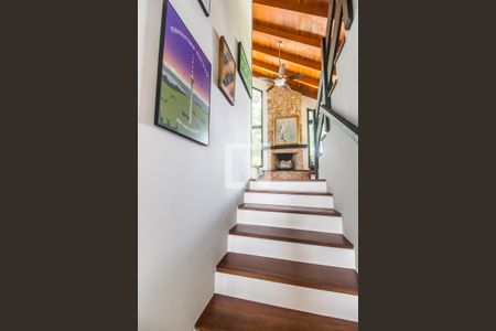 Casa de condomínio à venda com 380m², 3 quartos e 4 vagas Casa de condomínio à venda com 380m², 3 quartos e 4 vagasEscada