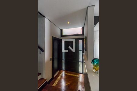 Casa de condomínio à venda com 380m², 3 quartos e 4 vagas Casa de condomínio à venda com 380m², 3 quartos e 4 vagasEntrada