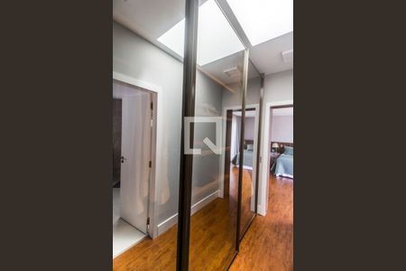 Casa de condomínio à venda com 380m², 3 quartos e 4 vagas Casa de condomínio à venda com 380m², 3 quartos e 4 vagasCloset da suíte 1