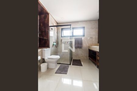 Casa de condomínio à venda com 380m², 3 quartos e 4 vagas Casa de condomínio à venda com 380m², 3 quartos e 4 vagasBanheiro da Suíte 1