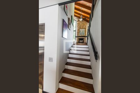 Casa de condomínio à venda com 380m², 3 quartos e 4 vagas Casa de condomínio à venda com 380m², 3 quartos e 4 vagasEscada